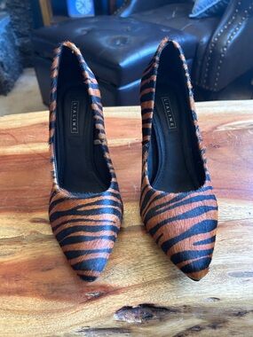 Tiger Print Pointed Toe Pumps - Black & Brown. Size:7. Made in Brasil!